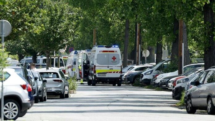 Polizisten sichern am 10. Juni 2025 eine Straße nahe einer Schule in Graz (Südostösterreich), an der laut Berichten mehrere Menschen bei einer Schießerei ums Leben kamen. (AFP)